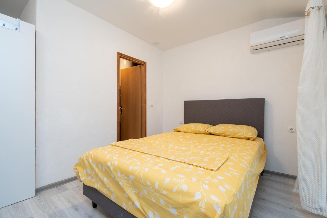 Apartments And Rooms By The Sea Posedarje, Novigrad - 21123 Kültér fotó