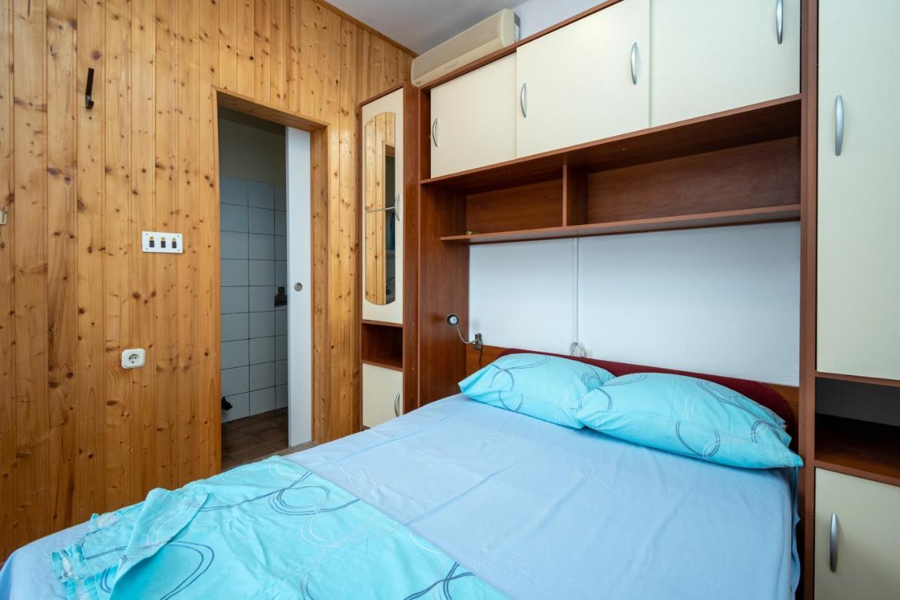 Apartments And Rooms By The Sea Posedarje, Novigrad - 21123 Kültér fotó